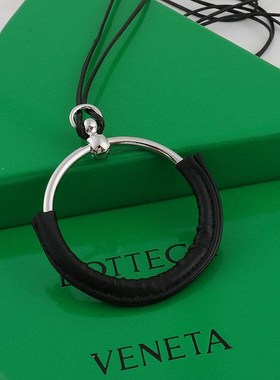 韩国O型圆圈黑绳项链2024秋冬新款高级半圈包皮质吊坠长款毛衣链