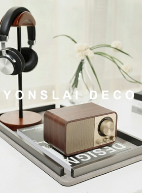 现代轻奢样板间卧室床头柜桌面组合摆件书桌音响收音机耳麦装饰品
