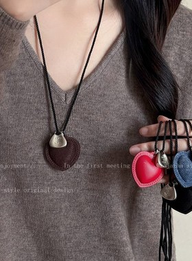 酒红色皮质爱心吊坠项链女2024新款网红卫衣链简约小众长款毛衣链