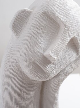 简约关柜凝思男孩摆件客厅玄现电视柜桌面摆放饰品样板间酒代陈设