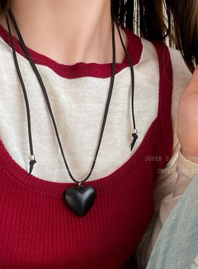 红色皮质爱心吊坠皮绳长项链女挂脖黑色高级感配饰2024新款毛衣链