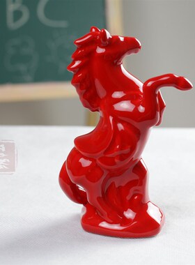 陶瓷生肖招财红色马摆件办公家居饰品简约现摆设
