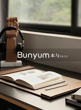 简约办公室书桌垫l书垫皮革写字板创意摆件样板房间样品屋展示中