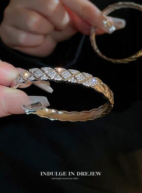 秋冬手镯女2023新款爆款设计感手环配饰轻奢高级感小众气质手饰