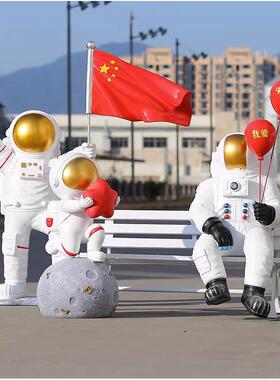 户外航天宇航员玻璃钢雕塑房地产商场火箭太空人国庆发光装饰摆件