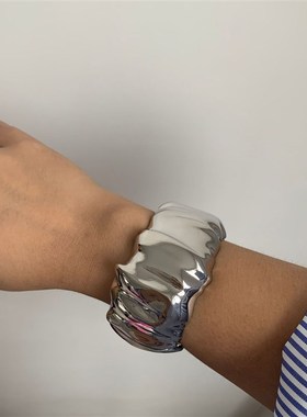 2023新款不规则褶皱黄铜纹环自律手镯复古高级袖子手环首饰