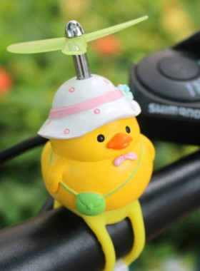 网红小黄鸭可爱摆件电动自行车载装饰品破风头盔竹蜻蜓摩托电瓶车