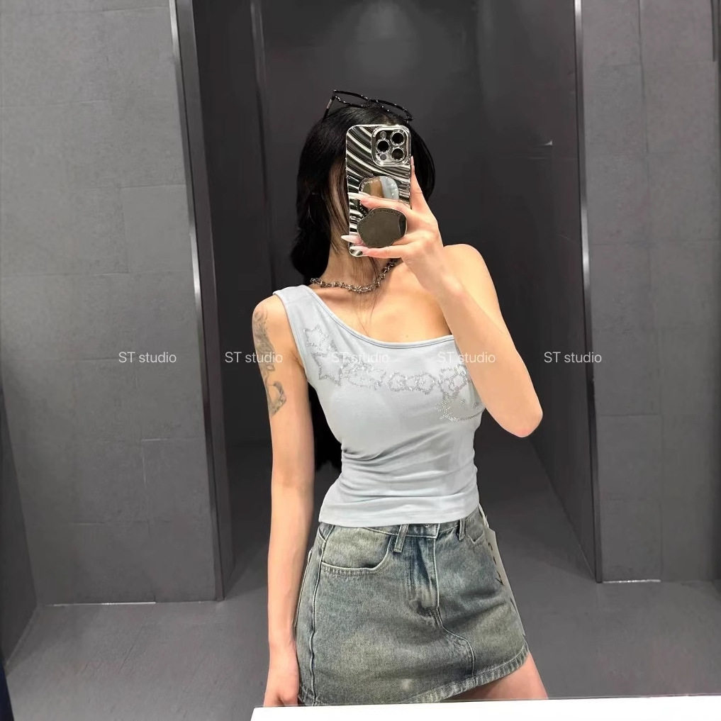 夏季新款辣妹字母猫咪烫钻斜肩短款背心露肩百搭上衣女潮韩系小众,淘宝优惠券,粉丝福利购,淘宝优惠卷