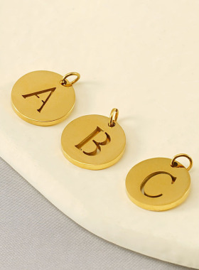 新款钛钢英文字母diy挂件欧美时尚不锈钢圆形镂空字母吊坠