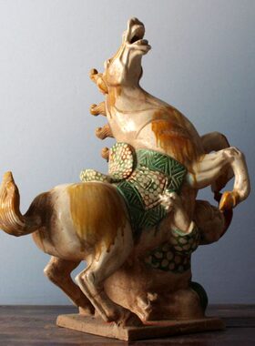 唐三彩陶瓷马踏匈奴摆件复古家居客厅装饰品仿古复制古玩收藏艺术