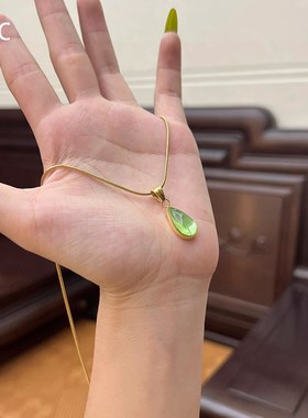 简约绿色水滴吊坠项链轻奢小众女款百搭锁骨链时尚精致高级感颈链