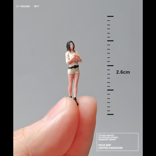 1/64卷发连体裤女孩微缩模型树脂人偶手办微拍场景人物装饰 - 图0