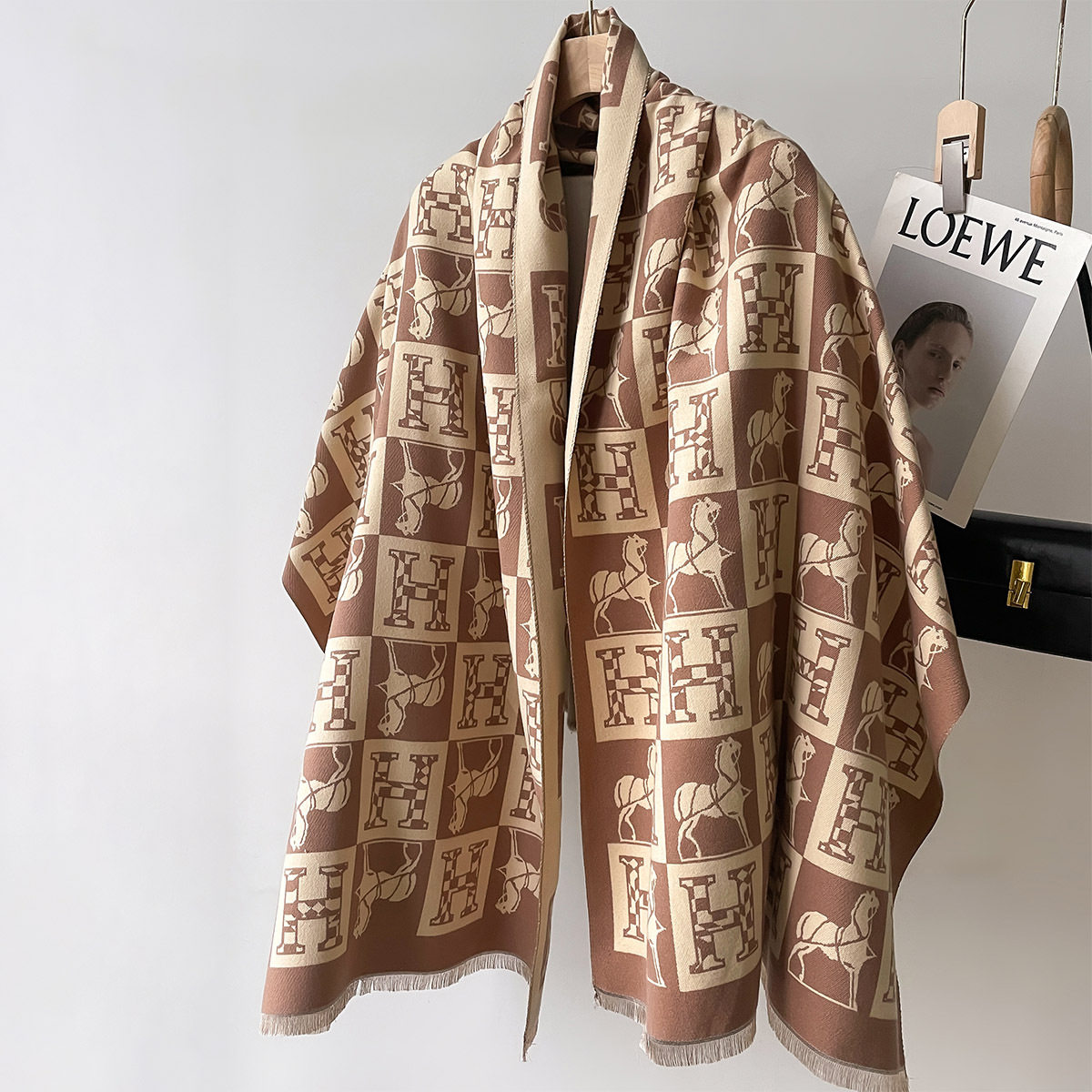 欧美字母格子新款双面仿羊绒加厚披肩氛围感外搭气质围脖斗篷秋冬,淘宝优惠券,粉丝福利购,淘宝优惠卷