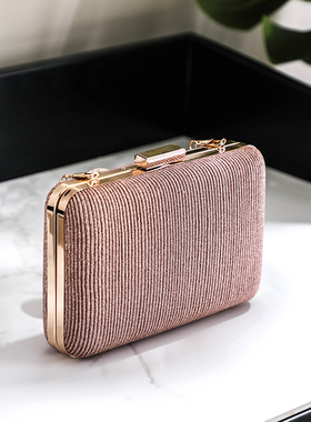 轻奢样板房间衣帽间梳妆台摆设道具眼镜手包手表丝巾衣柜装饰软装