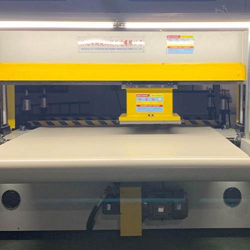 皮带式全自动送料裁断机皮革汽车内饰坐垫四柱液压裁断机 - 图1