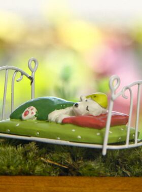 可爱卡通桌面摆件创意办公室小狗躺铁床上睡觉微景观花插拍摄道具