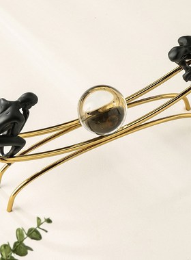 欧式创意水晶球沉思人物摆件客厅餐桌书房玄关铁艺家居金属装饰品