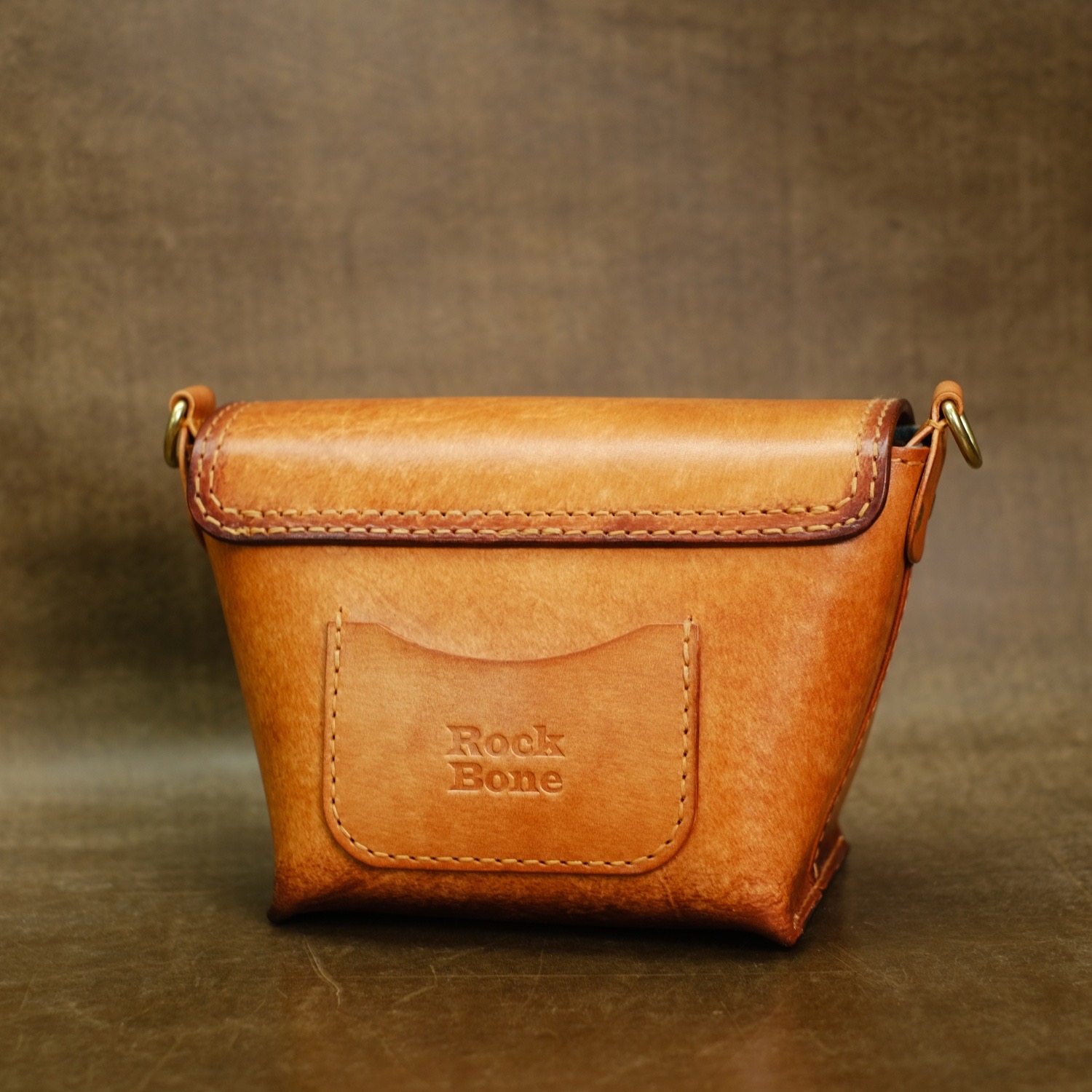 【虾饺包】岩骨独立设计皮雕进口植鞣革斜挎包,淘宝优惠券,粉丝福利购,淘宝优惠卷