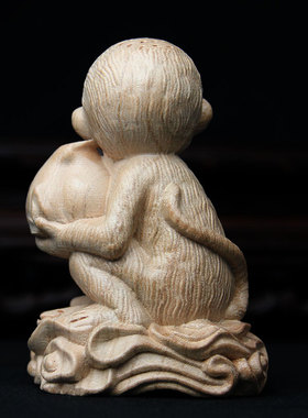 桃木小猴子摆件整料原木木雕灵猴献寿桃桌面摆件饰品