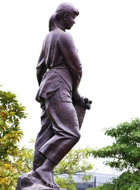 定制铸铜人物雕塑玻璃钢女孩采摘荔枝雕像户外公园采摘园绿地景观