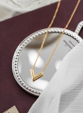 简约金色小众轻奢V字母项链女夏锁骨链网红不掉色耳环手链三件套