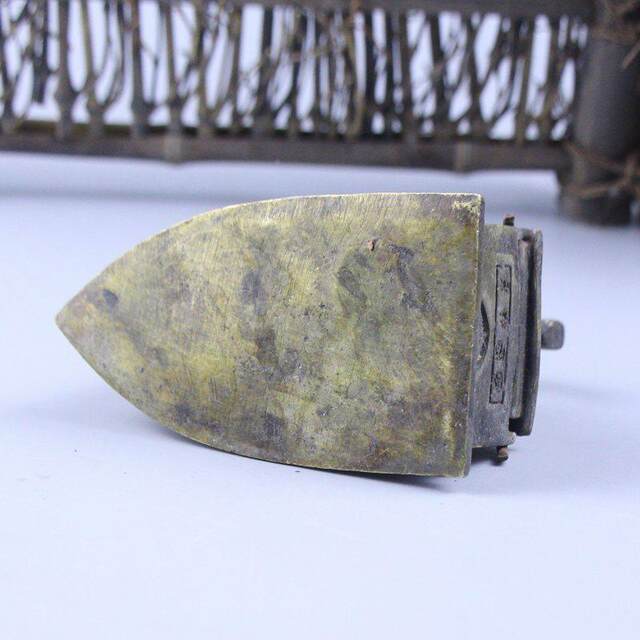 Antiques and miscellaneous imitation old objects ironing iron AQZ ironing clothes ornaments ancient collection