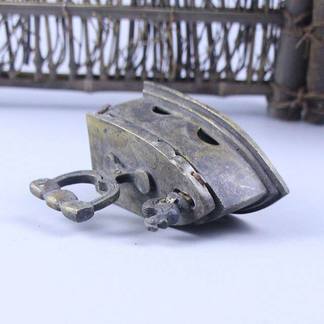 Antiques and miscellaneous imitation old objects ironing iron AQZ ironing clothes ornaments ancient collection