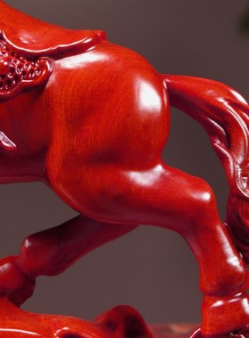 红色木质马摆件木雕平步青云马到成功工艺品客厅布局实木制生肖马