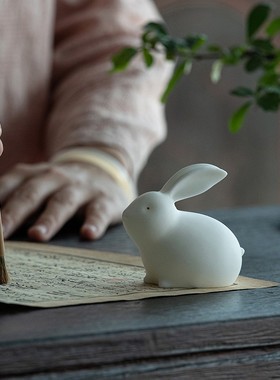 创意陶瓷动物卡通小兔子摆件家居客厅桌面简约装饰品茶道茶宠茶玩