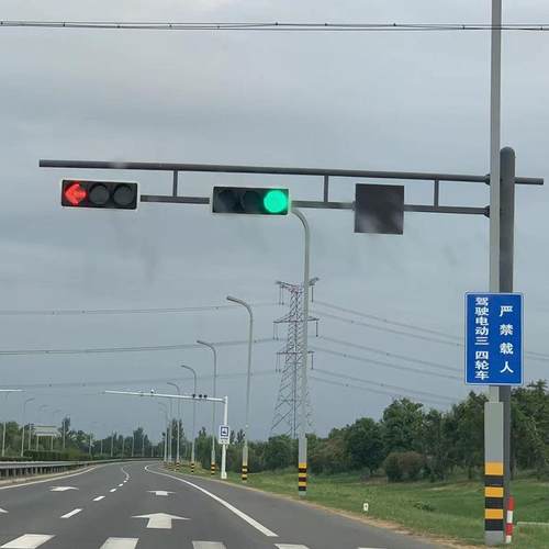 厂家供应多功能综合杆 红绿灯交通标志牌杆监控杆一体化共杆路灯 - 图1