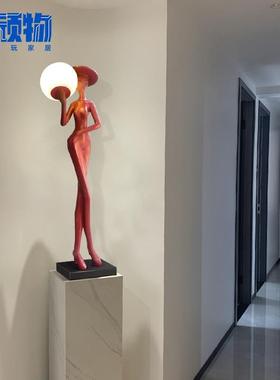 玄关摆装饰抽象人物雕塑品客厅橱窗简酒柜RX76落档地灯意式极高艺