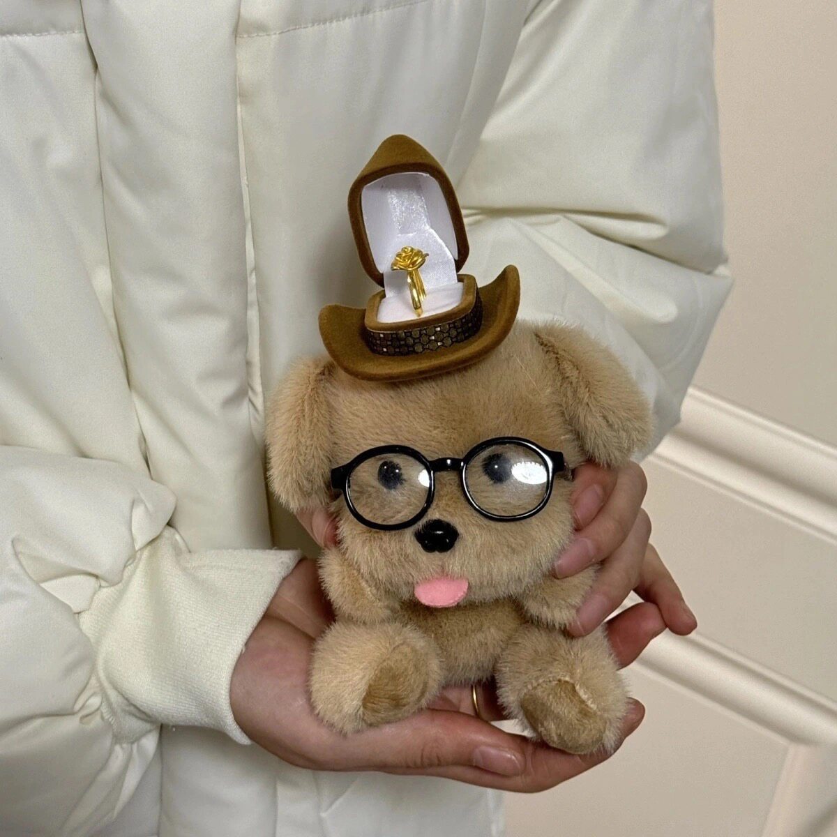 Tongue-sticking puppy ring box, plush doll ring box, cute cartoon doll ornaments storage jewelry box