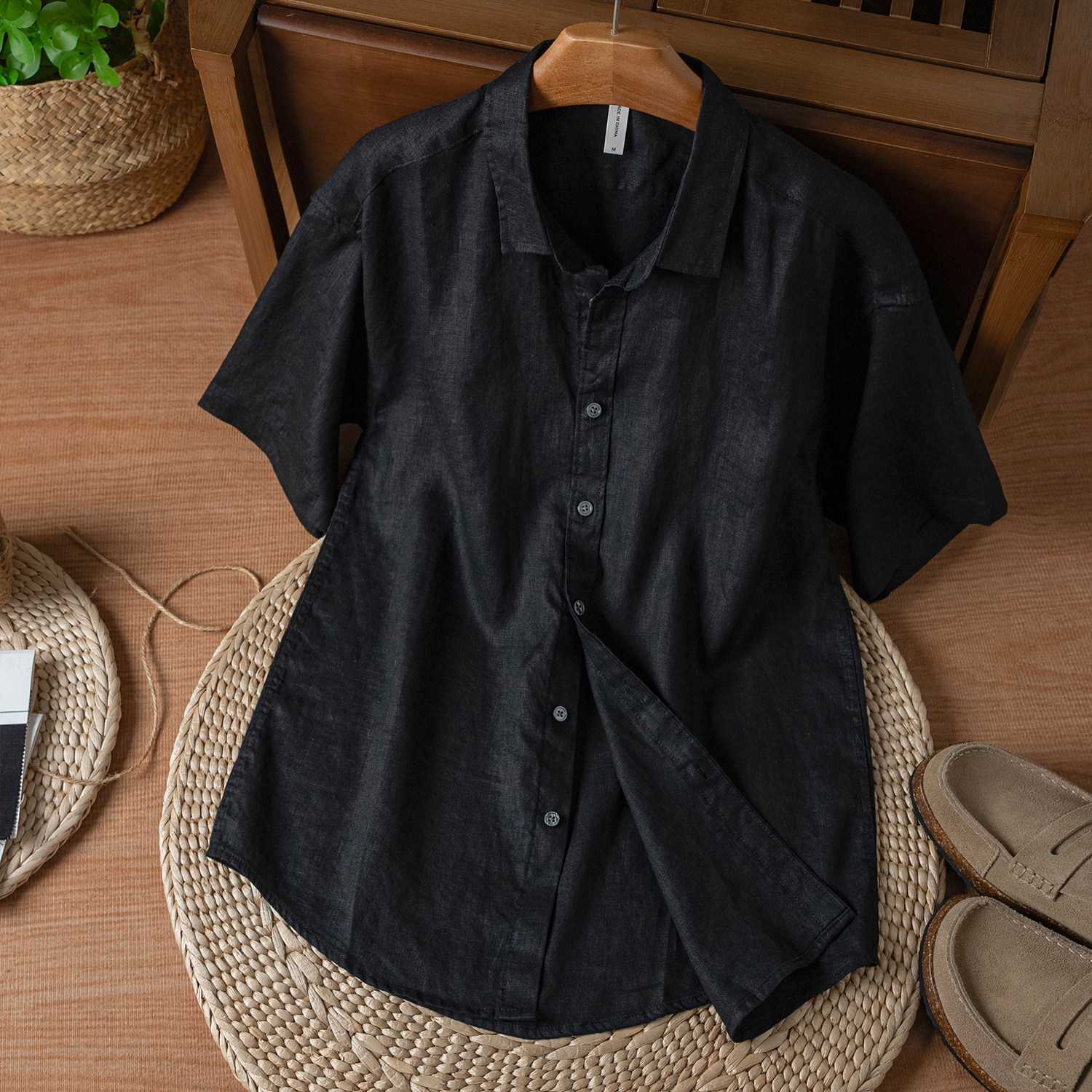 Pure linen short sleeve lapel shirt is comfortable and breathable