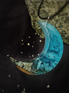 月亮微景夜光树脂吊坠发光项链个性纯手工情侣男女生日礼物