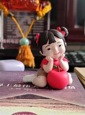 高档CTM可爱脂国潮桌面果摆件抱苹 树的小女孩风创意玩偶办公室装