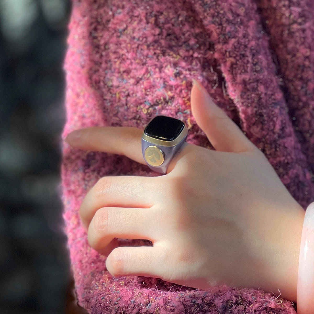 Smart counting ring vibrates to remind you of the time