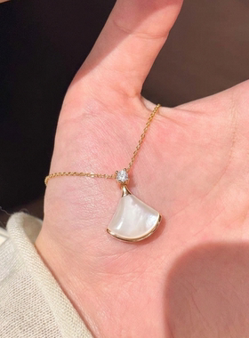 AUBE晨星扇形小裙子白贝母项链