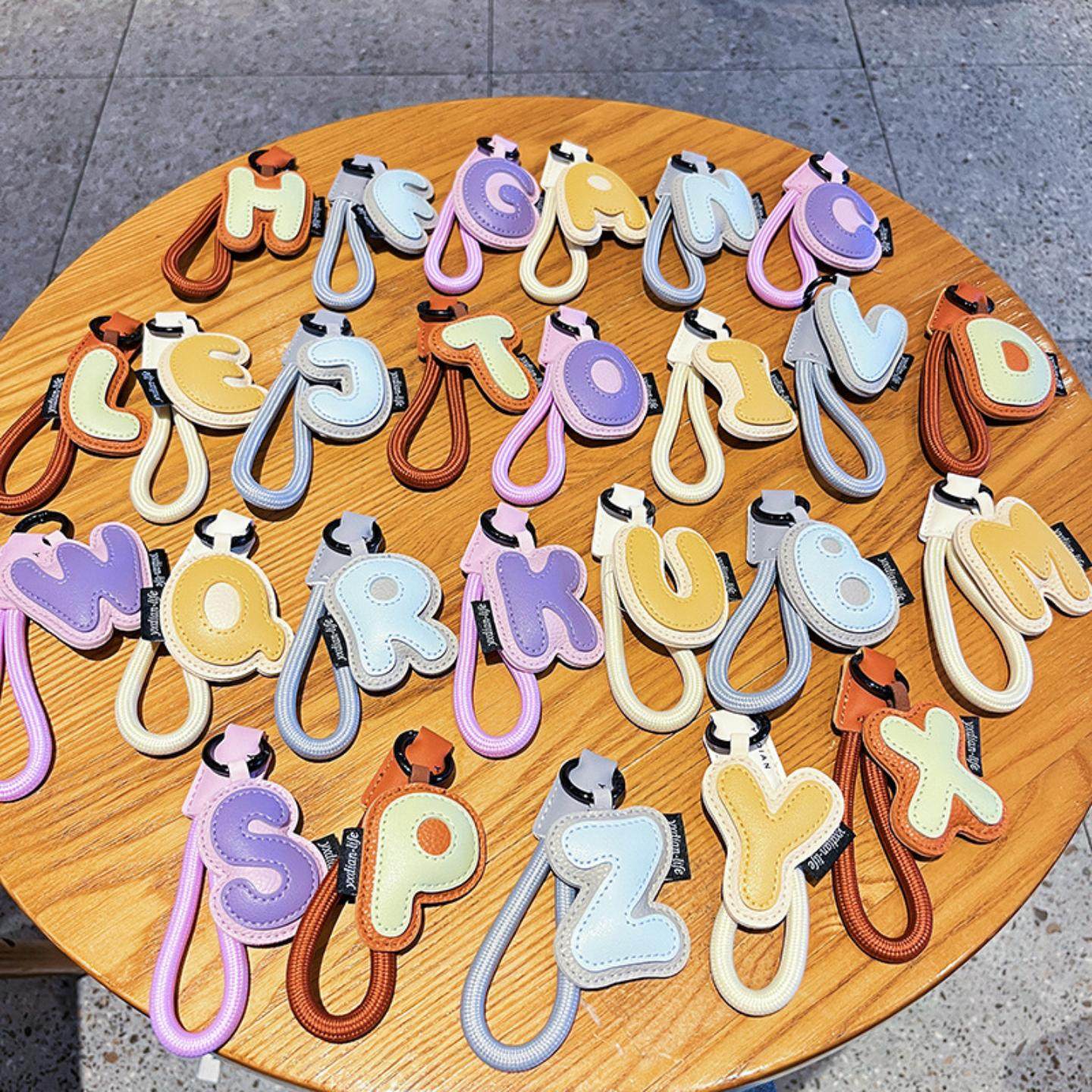 创意皮革26英文字母钥匙扣女精致皮质简约情侣一对包包挂件小礼品,淘宝优惠券,粉丝福利购,淘宝优惠卷