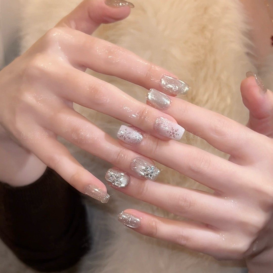 雪国列车-TugeNail高定手绘雪花显白月光粉圣诞节美甲猫眼穿戴甲,淘宝优惠券,粉丝福利购,淘宝优惠卷