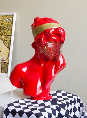 红色面罩女孩树脂人物雕塑艺术装置雕像摆件医美容院高级感装饰品