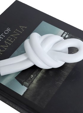 现代样板房售楼部抽象白色绳结摆件抽象几何扭曲打结玄关装饰