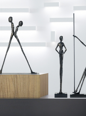 艺术雕塑坐姿长腿人物装饰品样板房展厅抽象复古人像铁艺金属摆件