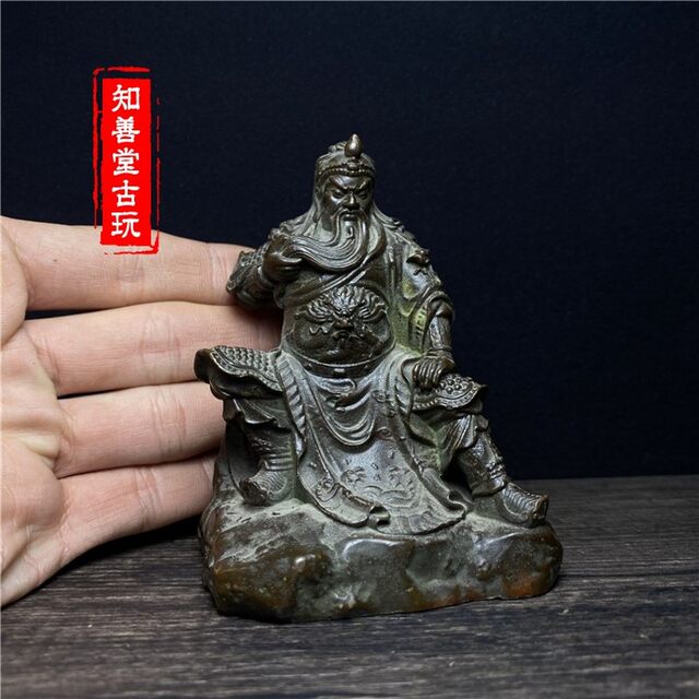 Antiques and miscellaneous brass Guan Yu desktop small ornaments Guan Erye loyalty ornaments Guan Yu standing portrait desktop tea pet ornaments