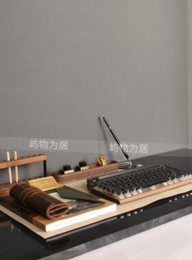 屿物爲居 中古风样板间架空层书房书桌皮革手作办公主题饰品摆件