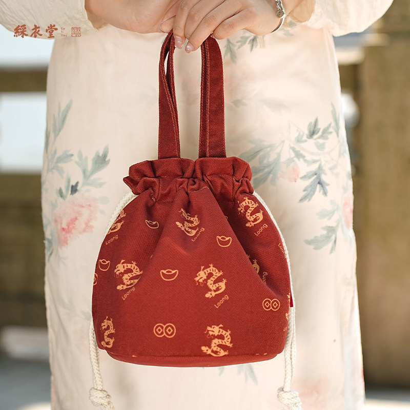 彩衣堂国风新年龙年抽绳束口袋手提手拎女手机遛弯收纳水桶包红AC,淘宝优惠券,粉丝福利购,淘宝优惠卷