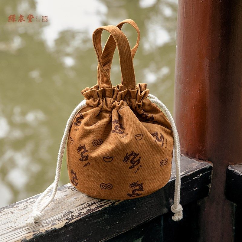 彩衣堂国风新年龙年抽绳束口袋手提手拎女手机遛弯收纳水桶包红AC,淘宝优惠券,粉丝福利购,淘宝优惠卷