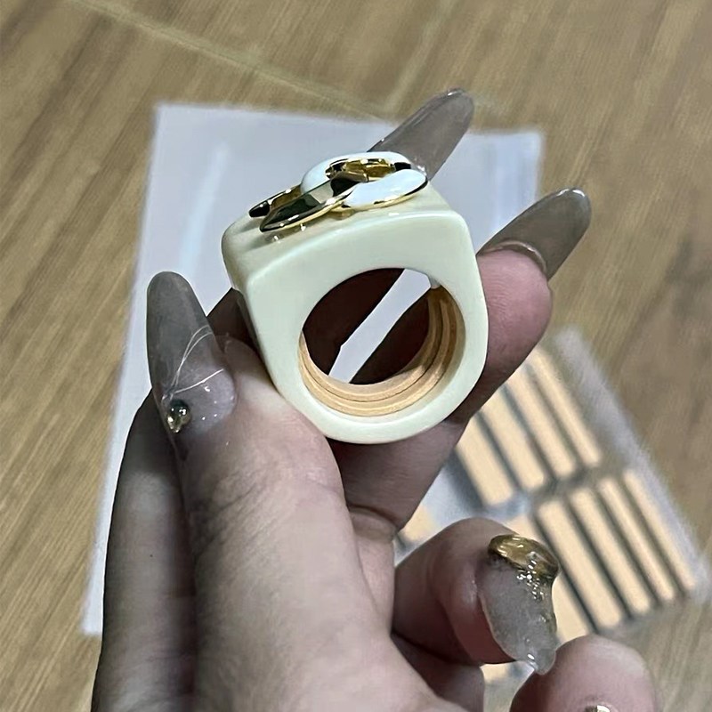 The ring adjuster is invisible and has been changed to a smaller artifact. The ring mouth washer is smaller and the ring is tight and fixed to prevent falling off and anti-slip sleeves.