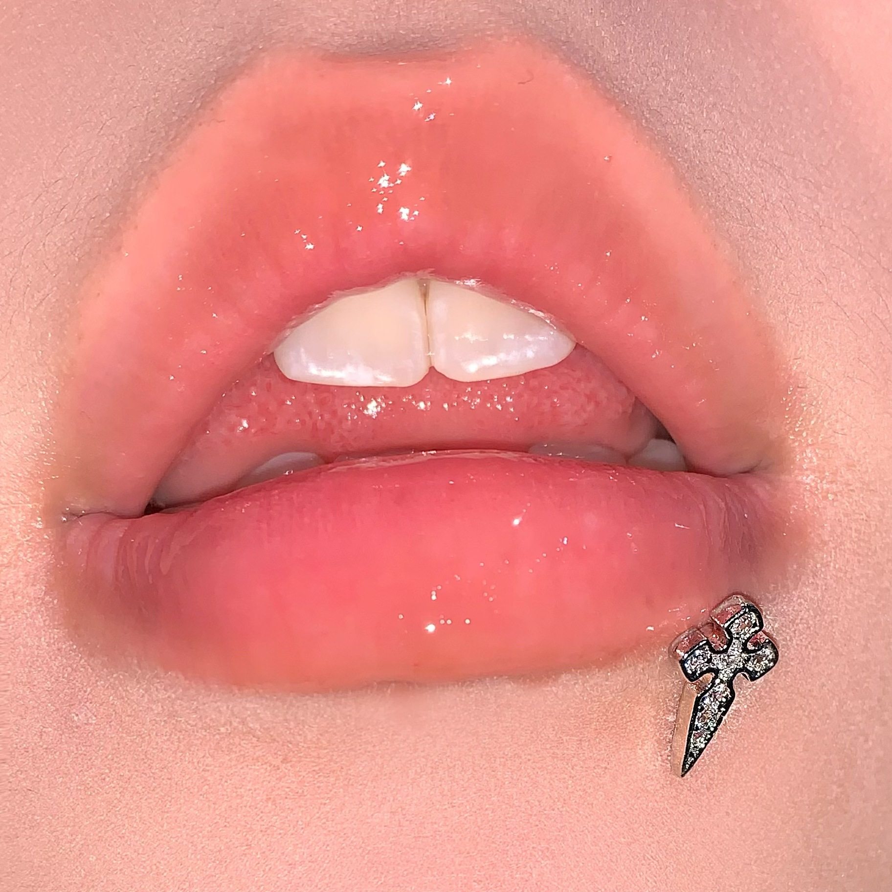 嘻哈镶钻十字架唇钉钢钛外螺纹直钉耳骨钉辣妹穿刺饰品,淘宝优惠券,粉丝福利购,淘宝优惠卷