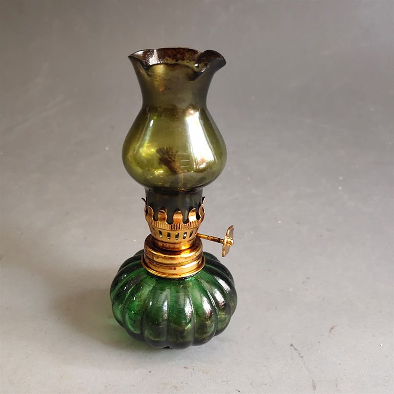 Antiques and miscellaneous collections, antique small glazed oil lamps, home furnishings and old objects, two options to choose from