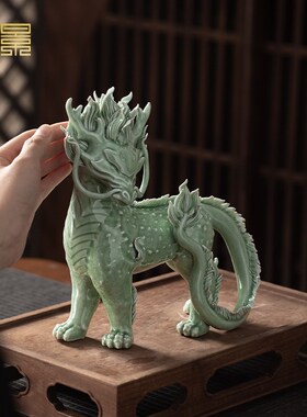 景德镇陶瓷麒麟摆件入户玄关桌面客厅瓷器中式家居装饰艺术品摆设